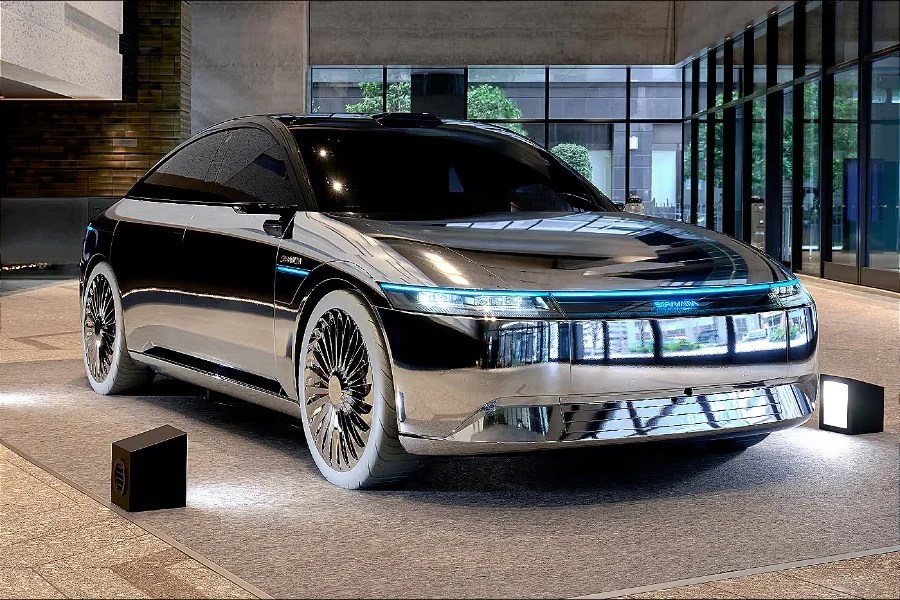 Sony e Frieze si inventano una versione cromata di AFEELA 1, l'auto con PlayStation integrata