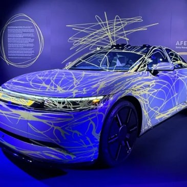 Sony e Frieze si inventano una versione cromata di AFEELA 1, l'auto con PlayStation integrata