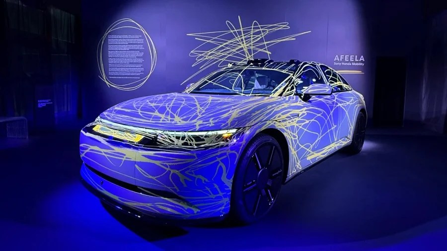 Sony e Frieze si inventano una versione cromata di AFEELA 1, l'auto con PlayStation integrata 