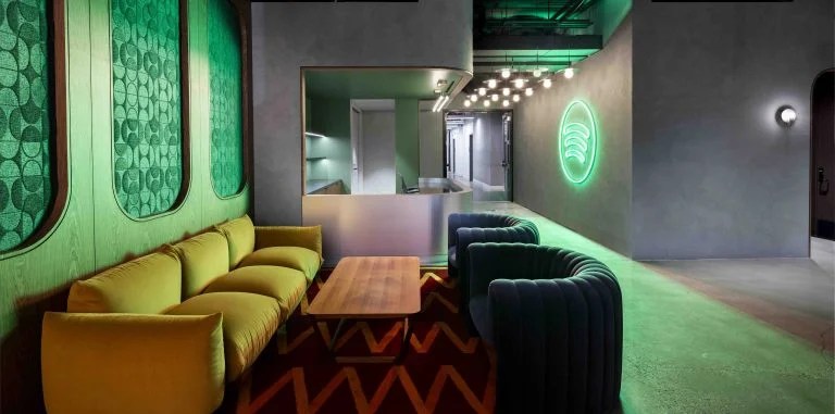 Spotify festeggia 20 anni - già, incredibile ma vero è stata fondata nel 2006 - con una nuova Listening Lounge nella sede di Londra