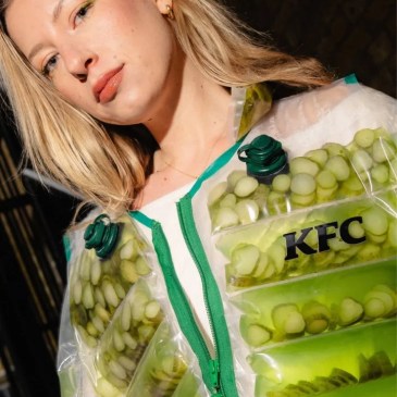 Ho i tuoi baci sul collo, sono come ferite Tu mi sai fare male, sì, tu mi fai impazzire Ma se non ci sei attorno, qua mi va tutto storto E a lui lo vorrei morto e invece ancora ti scrive