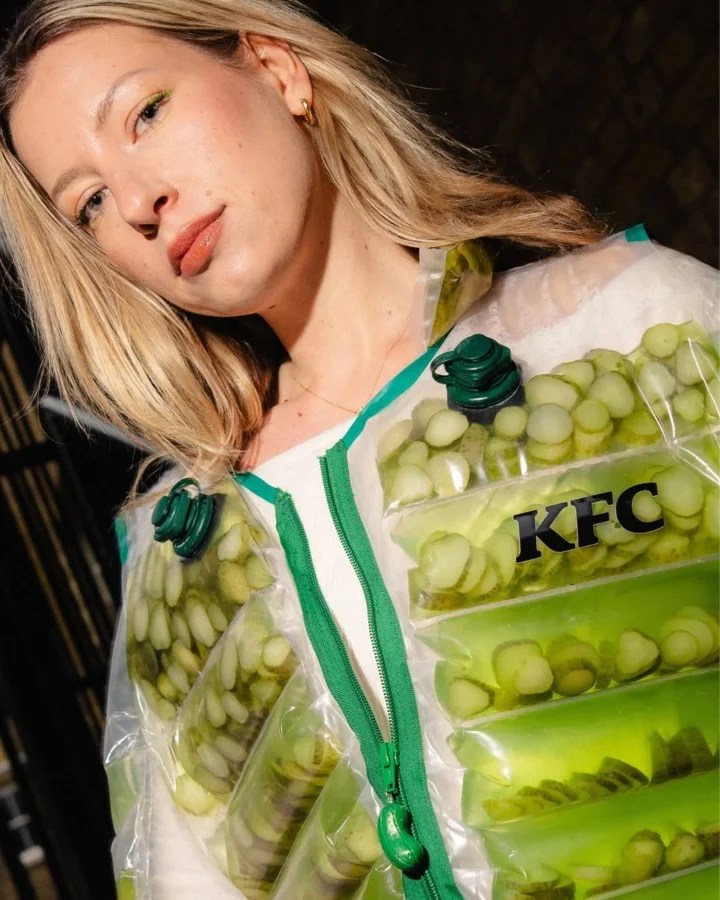 Ho i tuoi baci sul collo, sono come ferite Tu mi sai fare male, sì, tu mi fai impazzire Ma se non ci sei attorno, qua mi va tutto storto E a lui lo vorrei morto e invece ancora ti scrive