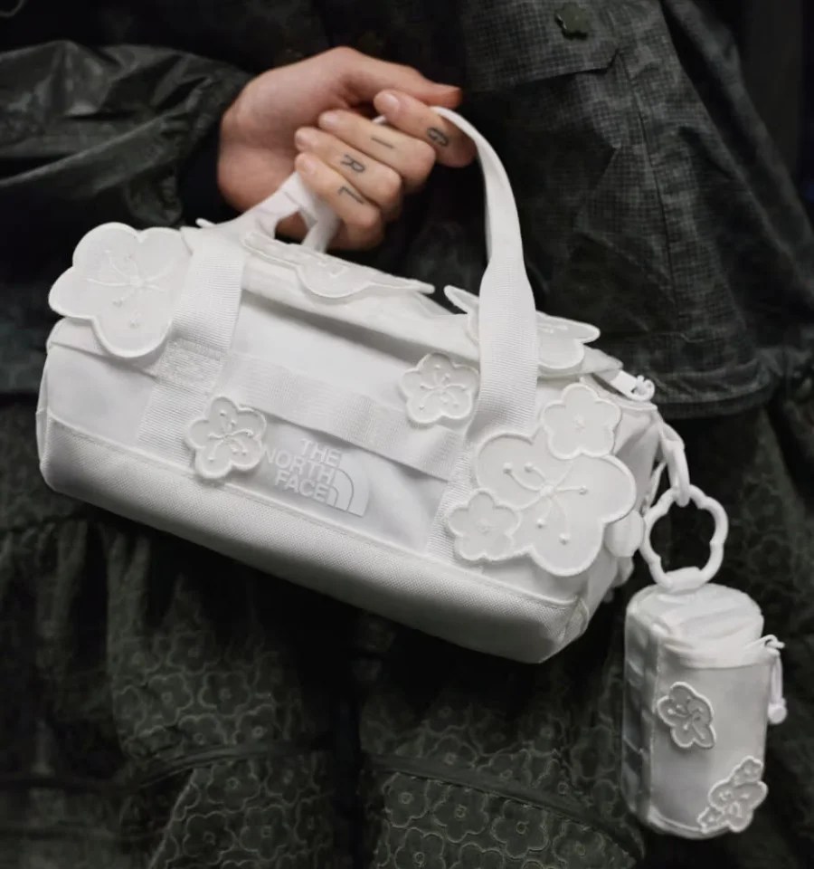 The North Face e quest'azienda danese si sono inventati uno stile militare-floreale