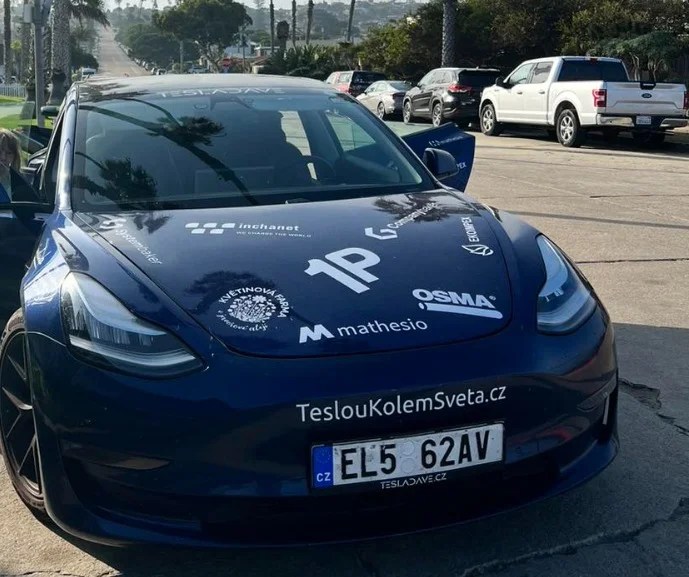 Zdenek Martinek è un proprietario Tesla che si ha fatto il giro del mondo in 80 giorni