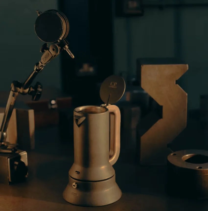 Alessi e C.P. Company si inventano vestiti a tema caffè per la Milano Design Week