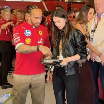 Così dal nulla: Lewis Hamilton che spiega a Ana de Armas come funziona un volante F1