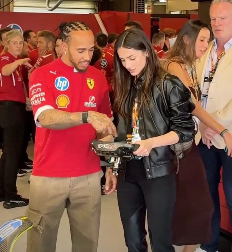 Così dal nulla: Lewis Hamilton che spiega a Ana de Armas come funziona un volante F1