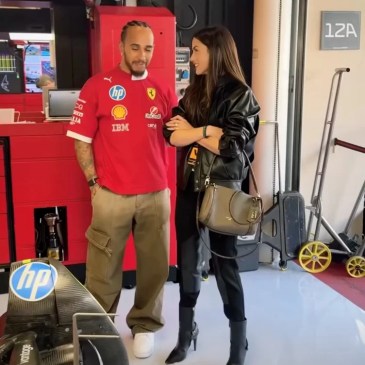 Così dal nulla: Lewis Hamilton che spiega a Ana de Armas come funziona un volante F1
