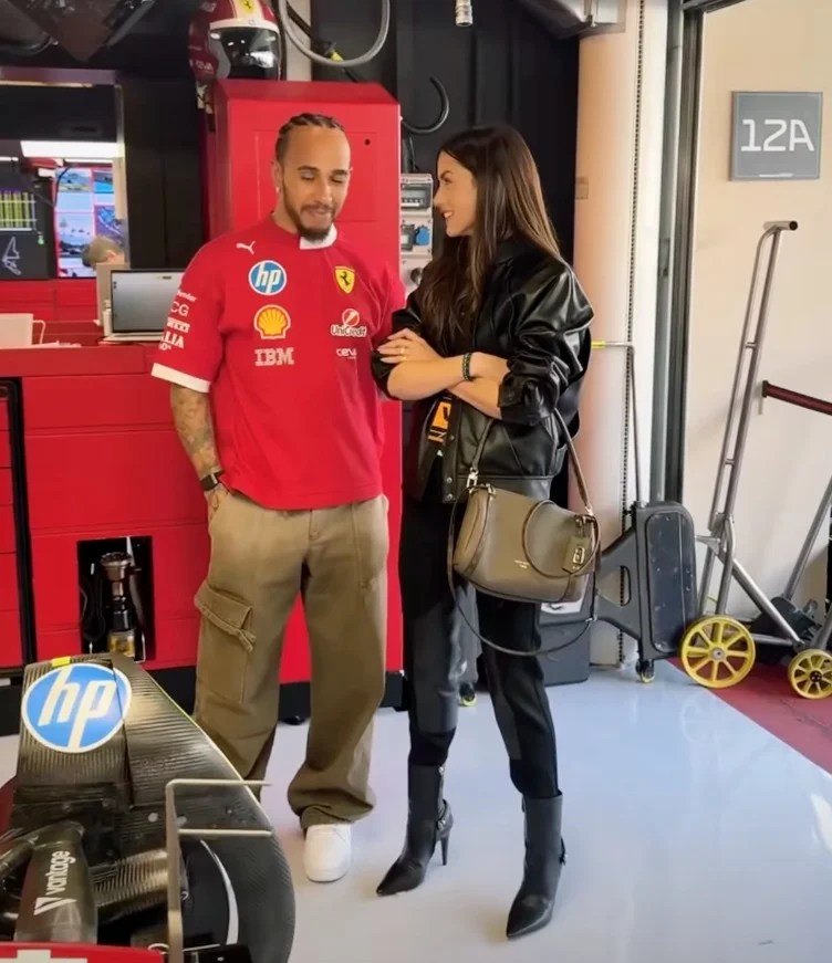 Così dal nulla: Lewis Hamilton che spiega a Ana de Armas come funziona un volante F1
