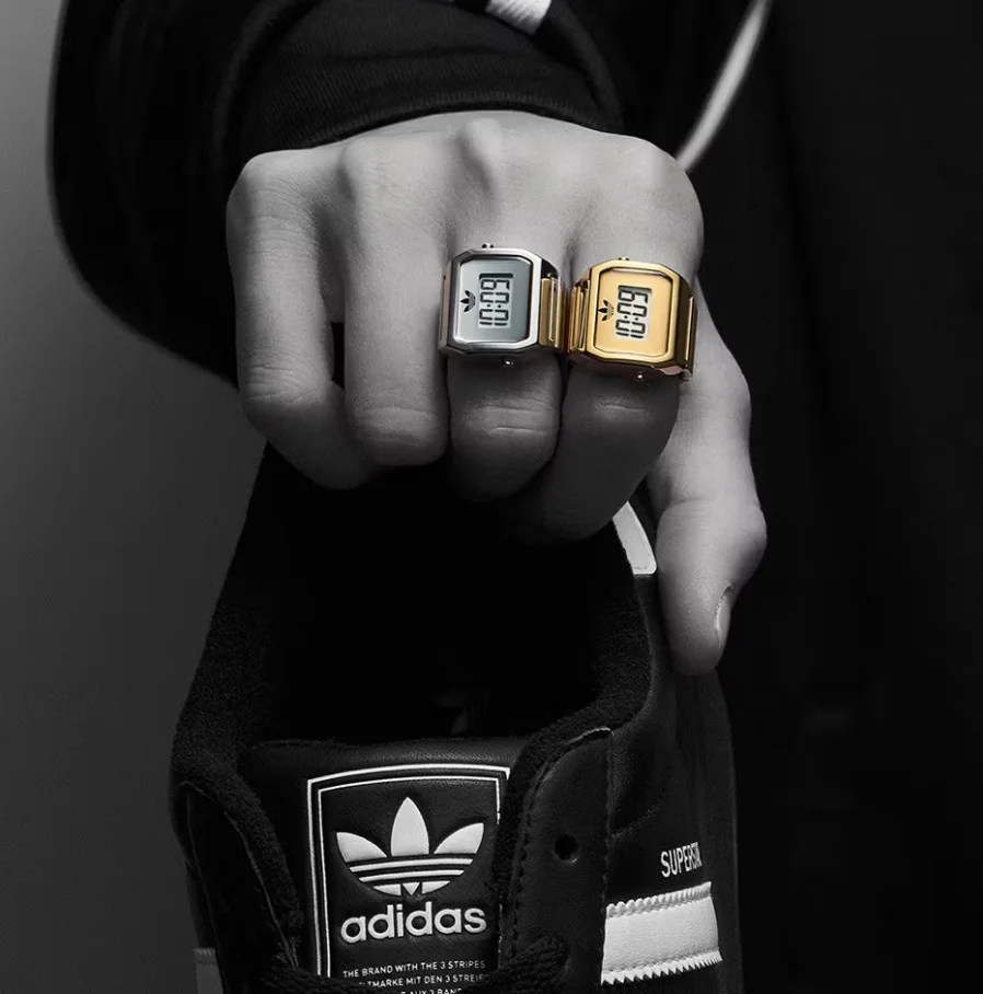 Dopo Casio (e non solo) anche adidas Originals ha lanciato il proprio orologio-anello