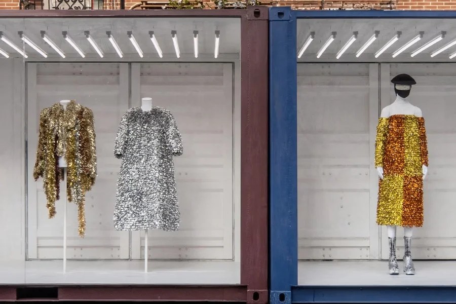 Maison Margiela si presenta a Shanghai con passerelle dentro container - e siamo totalmente d'accordo