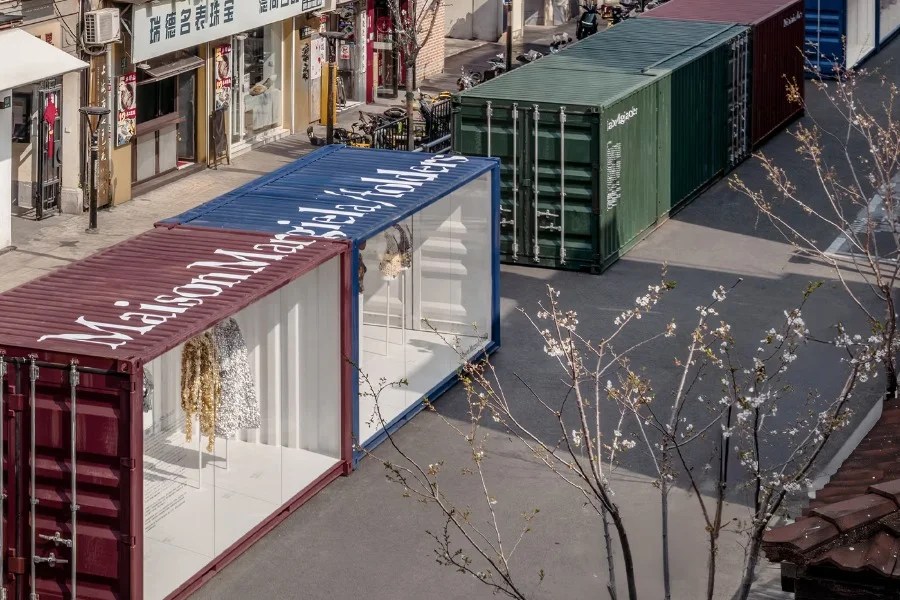 Maison Margiela si presenta a Shanghai con passerelle dentro container - e siamo totalmente d'accordo