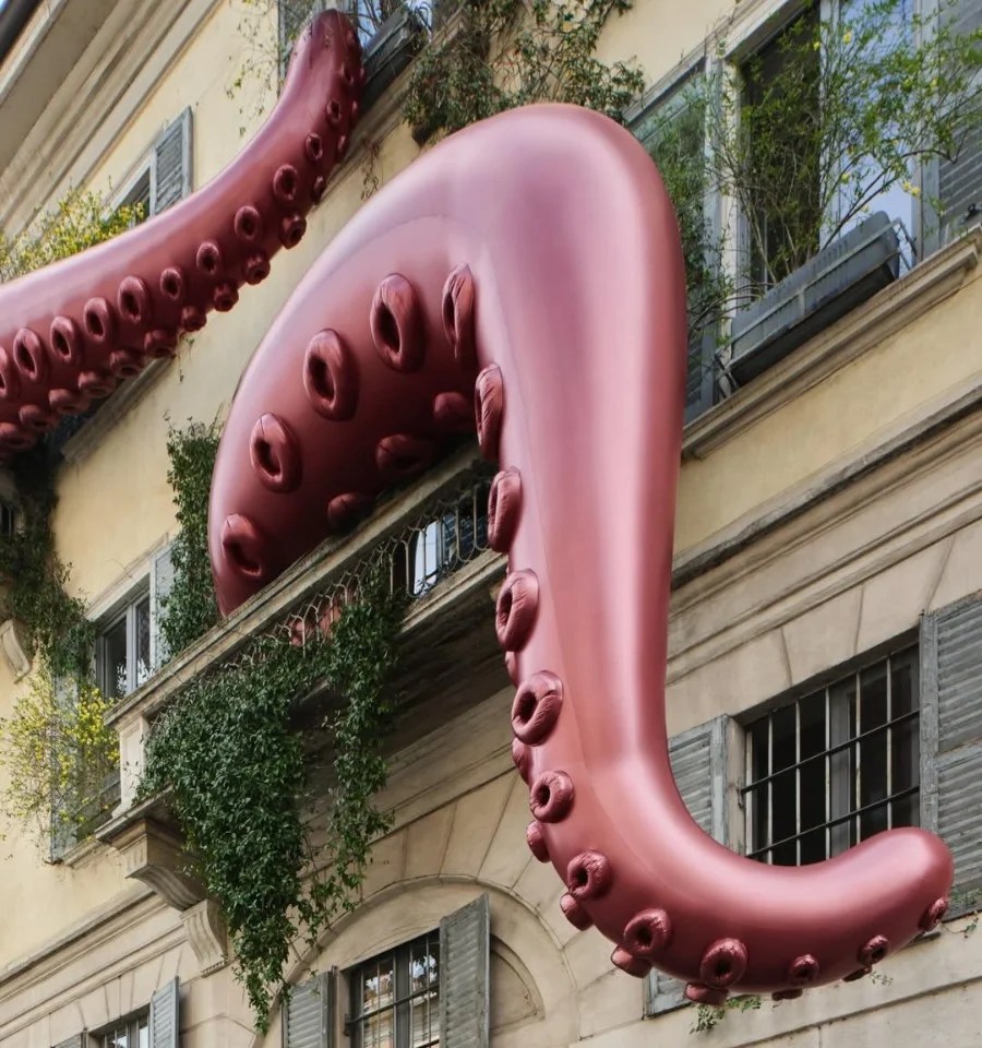 Moncler, che ci aveva già stupidi durante le Olimpiadi invernali, è andata ancora oltre con una sorta di installazione in Corso Como 10 a Milano