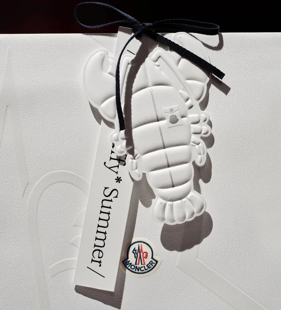 Moncler, che ci aveva già stupidi durante le Olimpiadi invernali, è andata ancora oltre con una sorta di installazione in Corso Como 10 a Milano