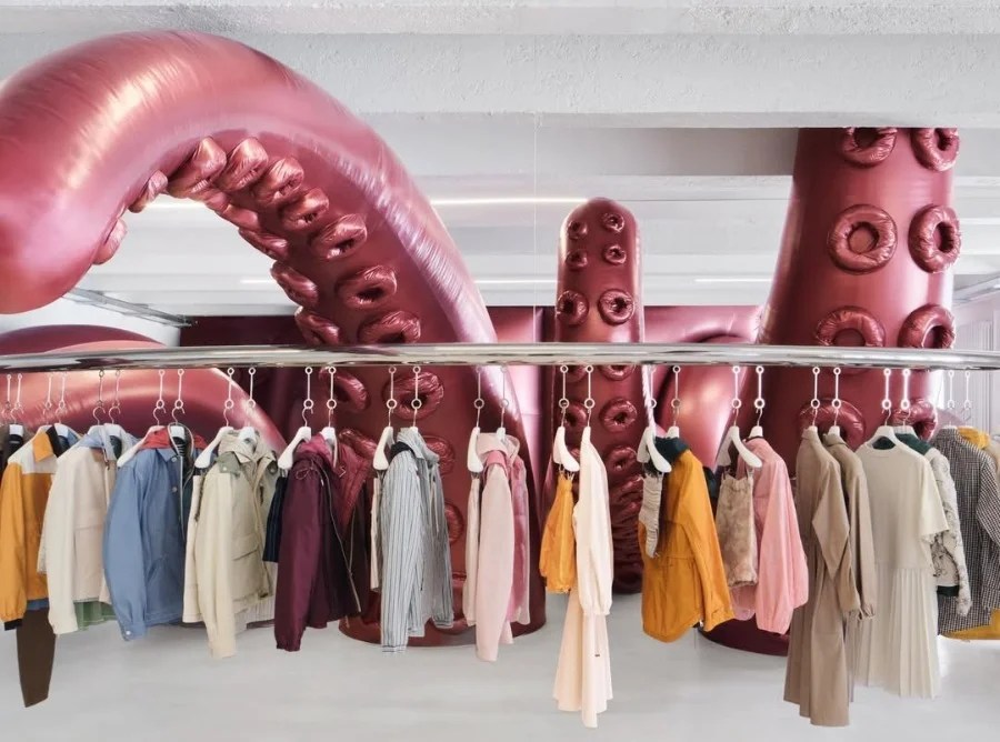 Moncler, che ci aveva già stupidi durante le Olimpiadi invernali, è andata ancora oltre con una sorta di installazione in Corso Como 10 a Milano