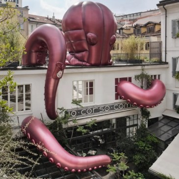 Moncler, che ci aveva già stupidi durante le Olimpiadi invernali, è andata ancora oltre con una sorta di installazione in Corso Como 10 a Milano