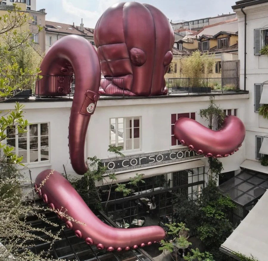 Moncler, che ci aveva già stupidi durante le Olimpiadi invernali, è andata ancora oltre con una sorta di installazione in Corso Como 10 a Milano