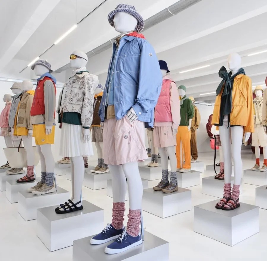 Moncler, che ci aveva già stupidi durante le Olimpiadi invernali, è andata ancora oltre con una sorta di installazione in Corso Como 10 a Milano