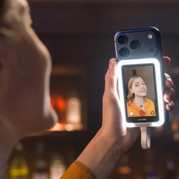 Questo accessorio MagSafe trasforma iPhone nel perfetto smartphone da vlogger