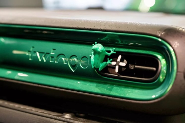 Renault ha scelto di portare una rana gigantesca (assieme a nuova Twingo) al Fuorisalone in occasione della Milano Design Week