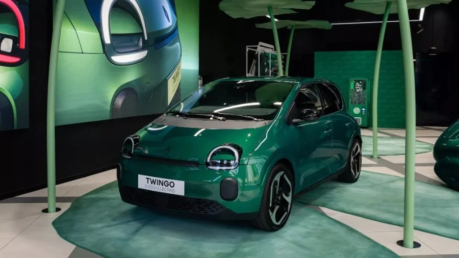 Renault ha scelto di portare una rana gigantesca (assieme a nuova Twingo) al Fuorisalone in occasione della Milano Design Week