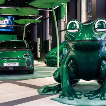 Renault ha scelto di portare una rana gigantesca (assieme a nuova Twingo) al Fuorisalone in occasione della Milano Design Week
