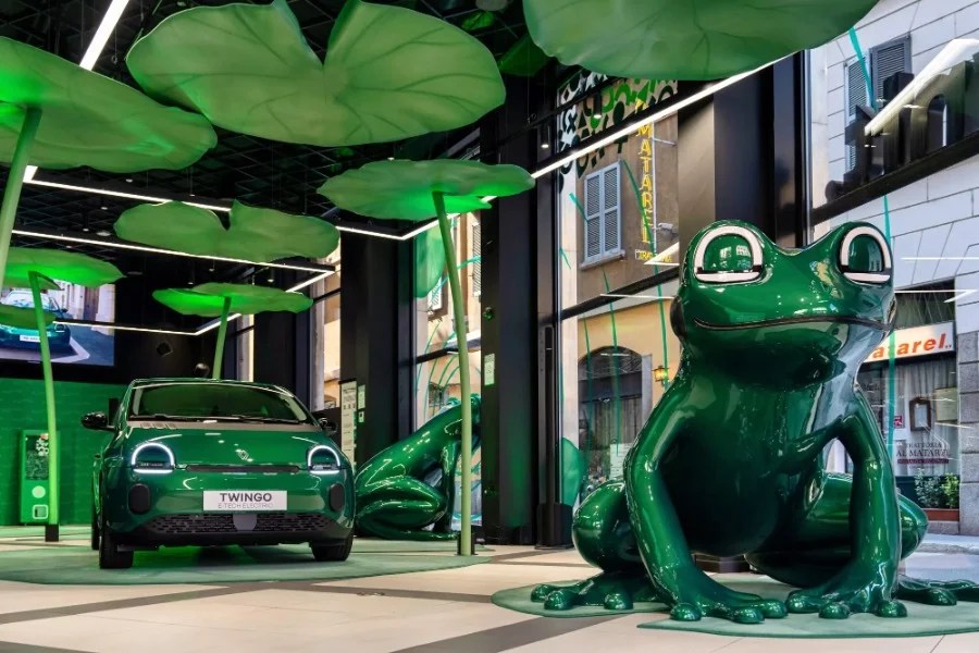 Renault ha scelto di portare una rana gigantesca (assieme a nuova Twingo) al Fuorisalone in occasione della Milano Design Week