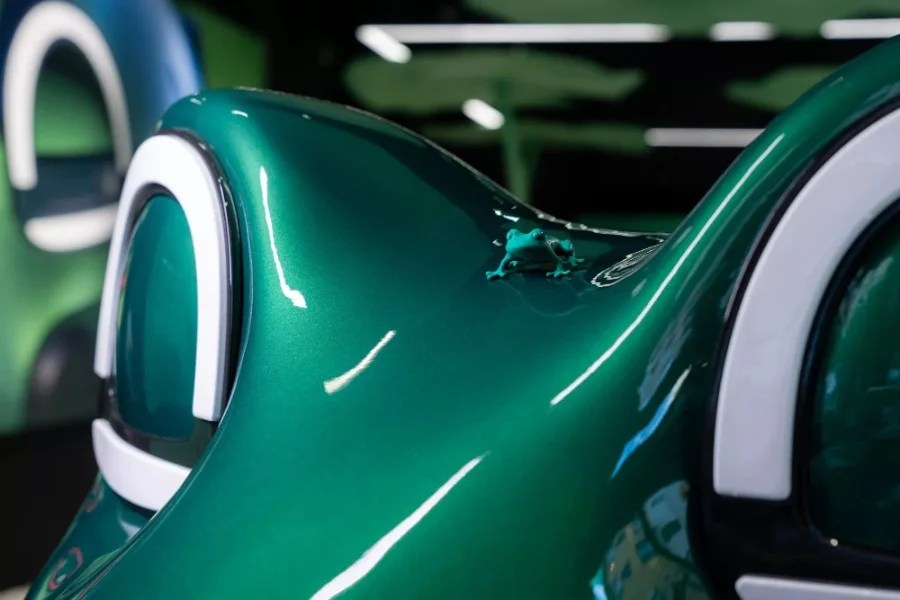 Renault ha scelto di portare una rana gigantesca (assieme a nuova Twingo) al Fuorisalone in occasione della Milano Design Week