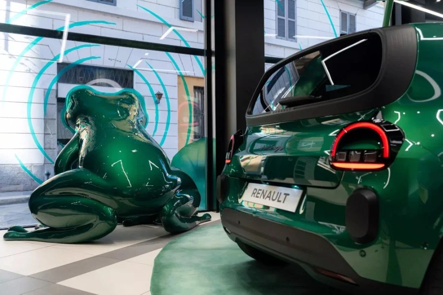Renault ha scelto di portare una rana gigantesca (assieme a nuova Twingo) al Fuorisalone in occasione della Milano Design Week