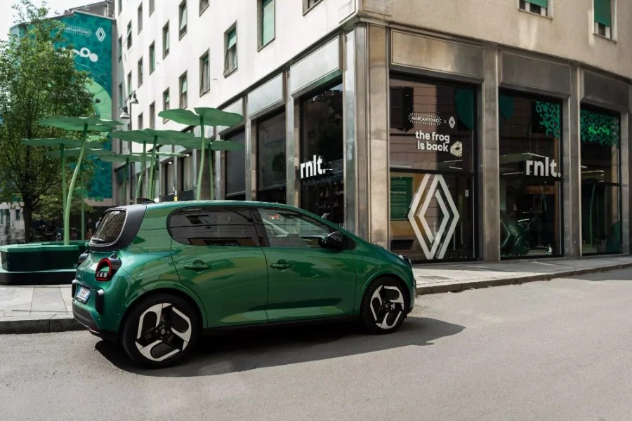 Renault ha scelto di portare una rana gigantesca (assieme a nuova Twingo) al Fuorisalone in occasione della Milano Design Week