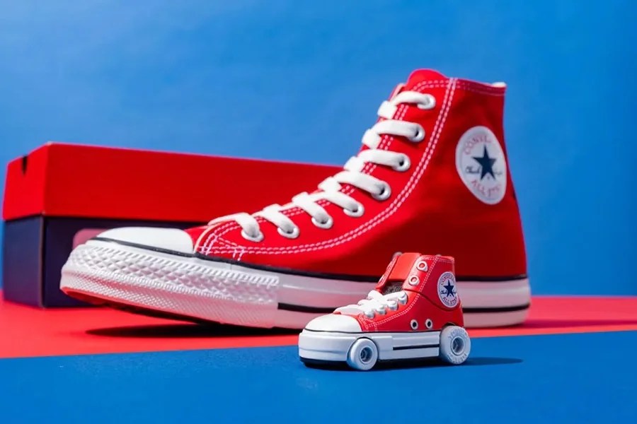 Tomica e Converse: le iconiche All Star diventano mini-auto da collezione