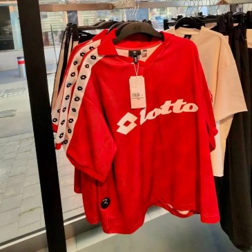 Anche H&M punta a un mix di sport e retro: ecco la collezione con Lotto