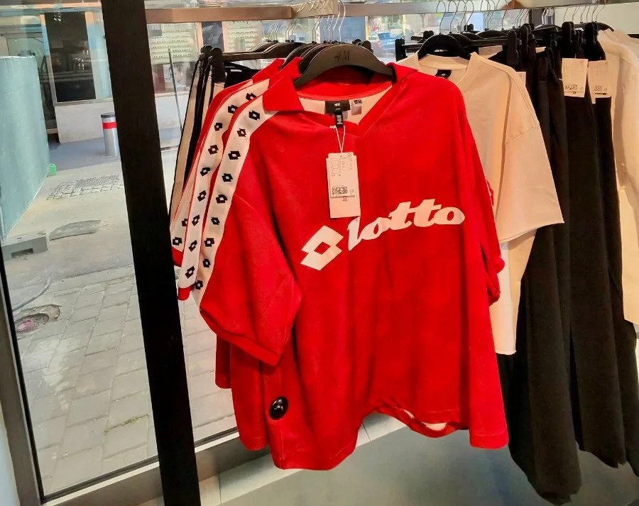 Anche H&M punta a un mix di sport e retro: ecco la collezione con Lotto