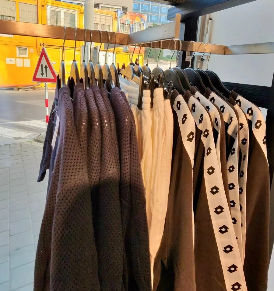 Anche H&M punta a un mix di sport e retro: ecco la collezione con Lotto