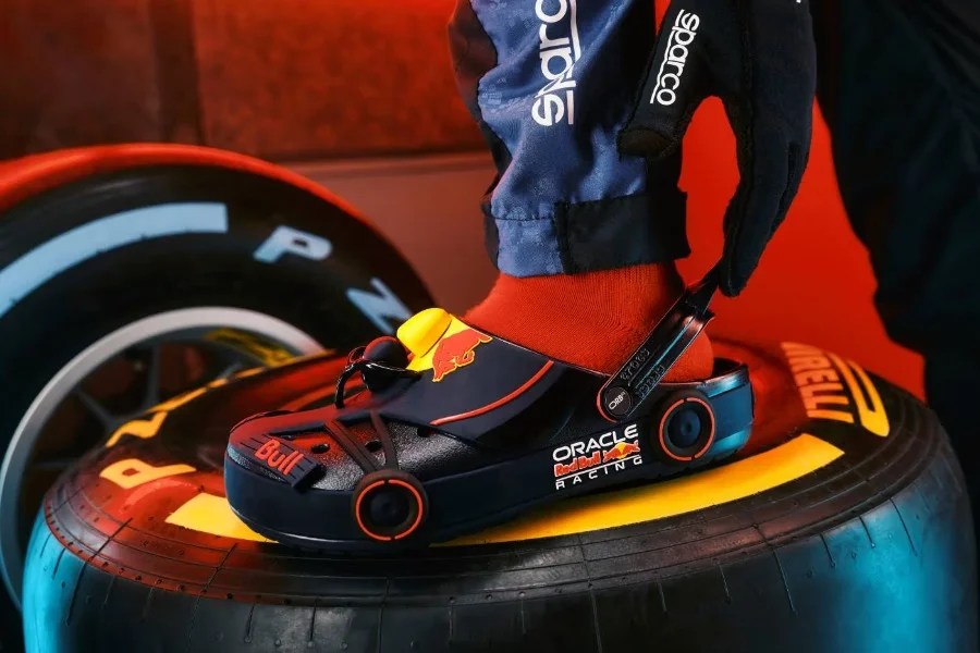 Anche Red Bull si unisce alla festa: ecco le Crocs ispirate alla F1