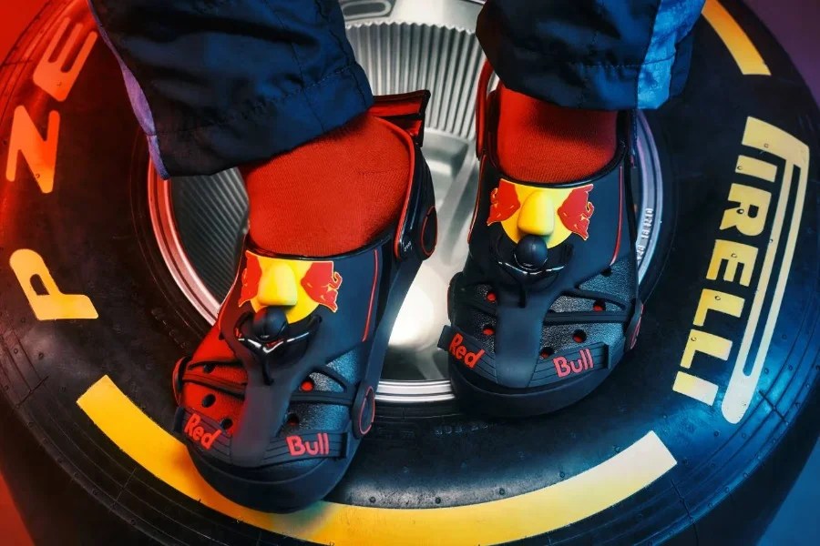 Anche Red Bull si unisce alla festa: ecco le Crocs ispirate alla F1