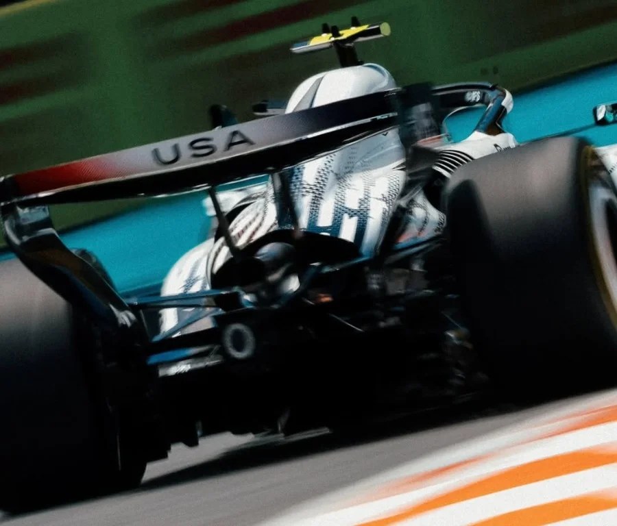 Cadillac F1 corre al GP di Miami con la bandiera a stelle e strisce