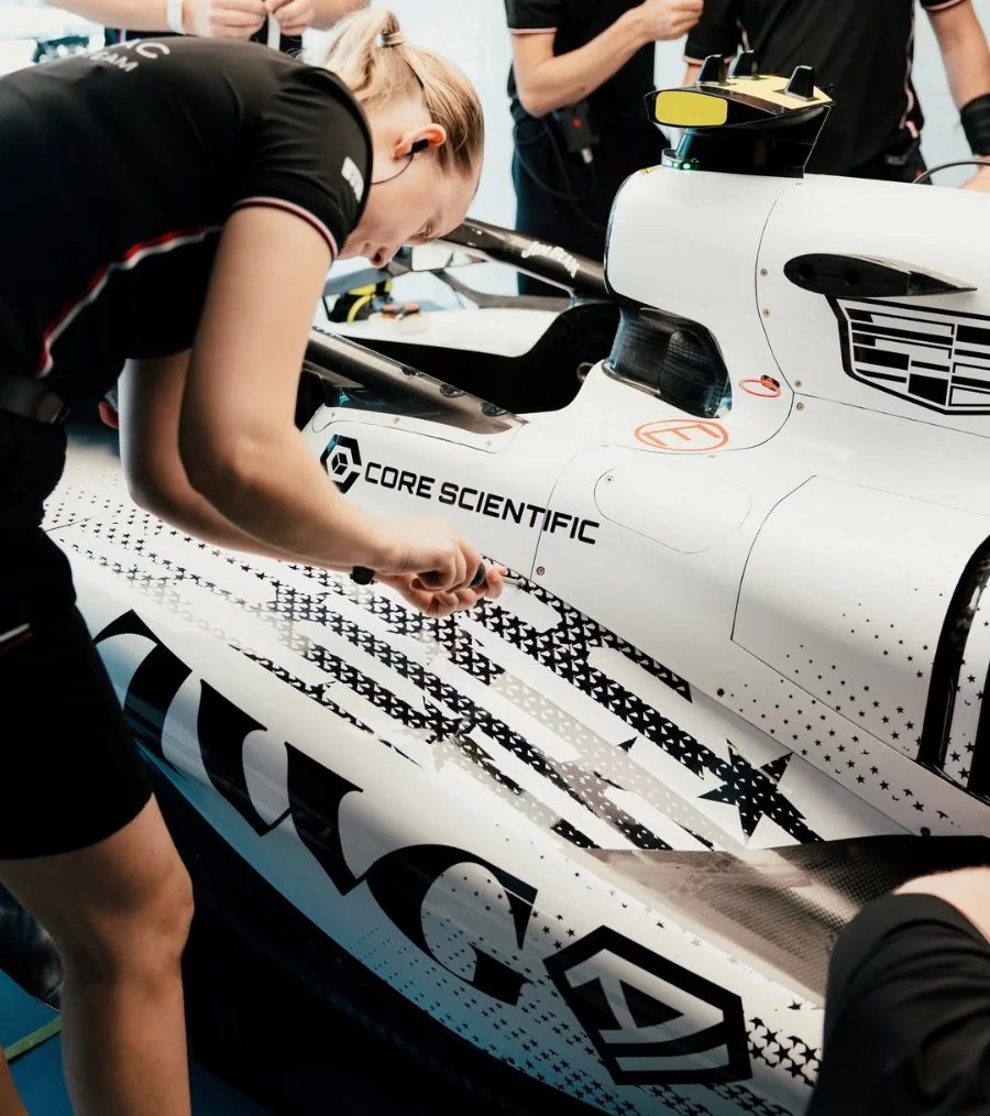 Cadillac F1 corre al GP di Miami con la bandiera a stelle e strisce