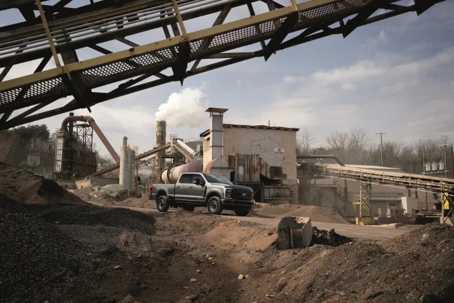Carhartt passa dagli stivali e i giacconi alle auto: ecco Ford Super Duty