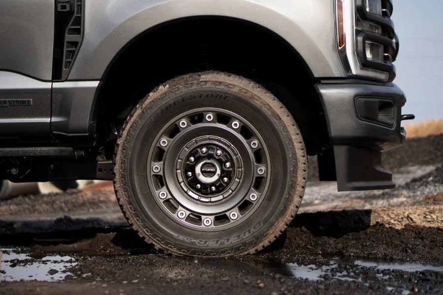 Carhartt passa dagli stivali e i giacconi alle auto: ecco Ford Super Duty
