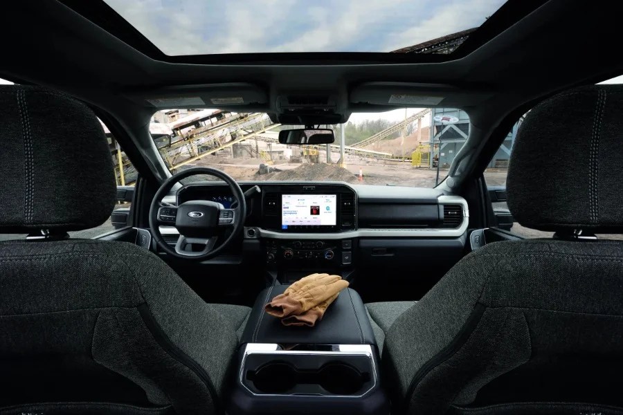 Carhartt passa dagli stivali e i giacconi alle auto: ecco Ford Super Duty