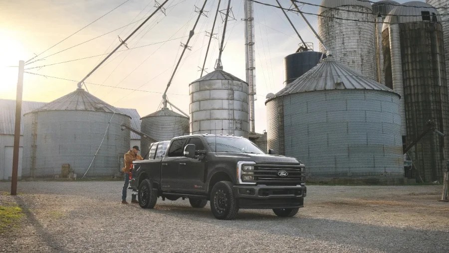 Carhartt passa dagli stivali e i giacconi alle auto: ecco Ford Super Duty