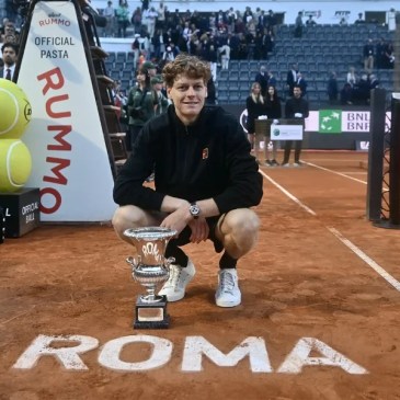 Converse ha realizzato scarpe personalizzate per Jannik Sinner in occasione degli Internazionali d'Italia