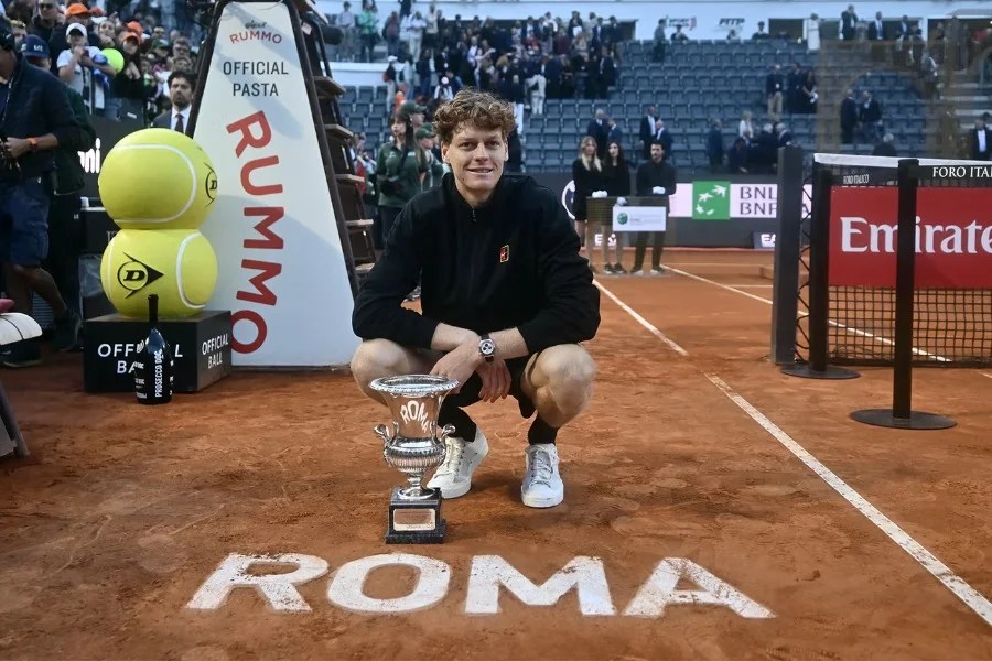 Converse ha realizzato scarpe personalizzate per Jannik Sinner in occasione degli Internazionali d'Italia