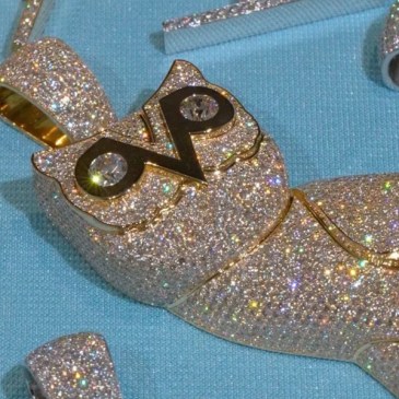 Drake (fra le altre cose) si è fatto creare un gufetto di diamanti per l'album ICEMAN