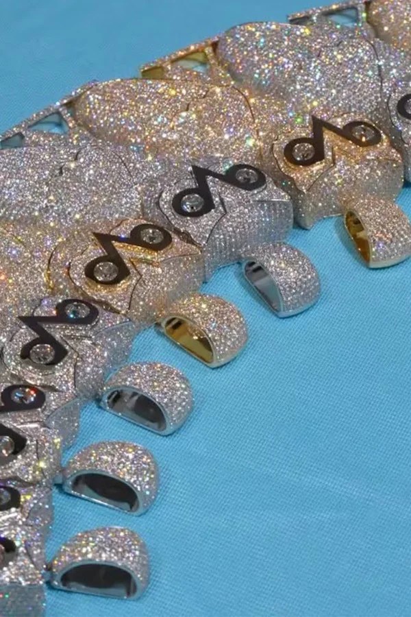 Drake (fra le altre cose) si è fatto creare un gufetto di diamanti per l'album ICEMAN