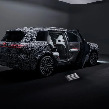 È quasi pronta: ecco Q9, il SUV più grande mai costruito da Audi per battere Porsche K1 e Bentayga