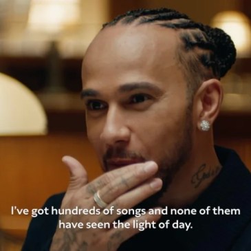 Lewis Hamilton sempre più ‘italianizzato’: diventa il volto di San Pellegrino