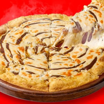 Pizza Hut Japan commette tutti gli sbagli possibili: Gouda e curry giapponese, e la pizza è 'bevibile'