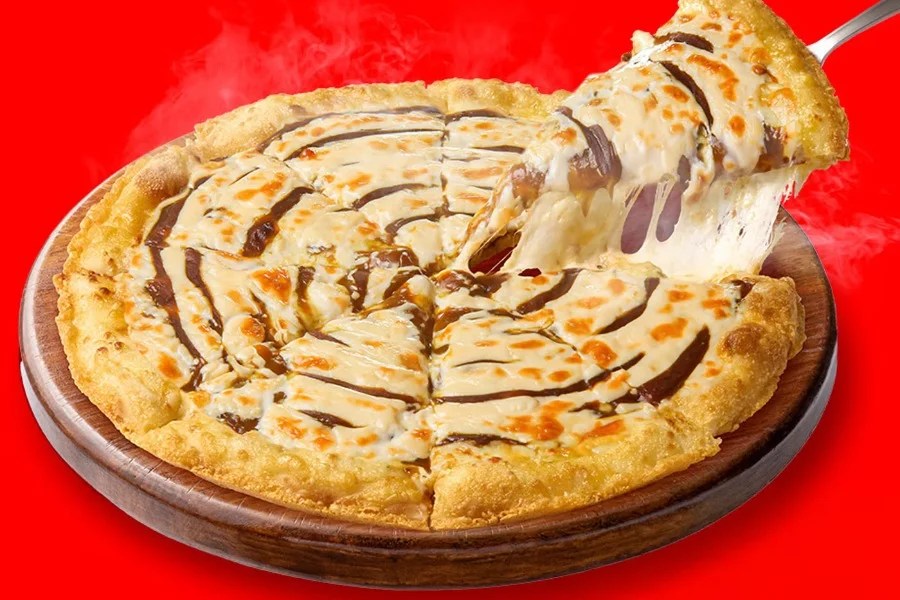 Pizza Hut Japan commette tutti gli sbagli possibili: Gouda e curry giapponese, e la pizza è 'bevibile'